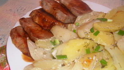 свиные стейки под соусом с запеченым картофелем