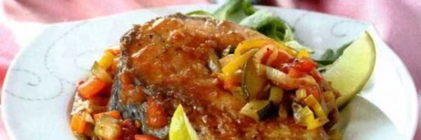 Жареные стейки кефали с овощами