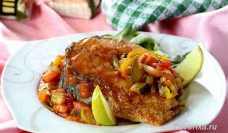 Рецепт жареных стейков кефали с овощами