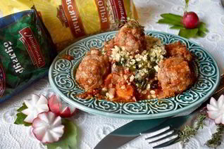 Домашние тефтели в томатном соусе с зеленым булгуром