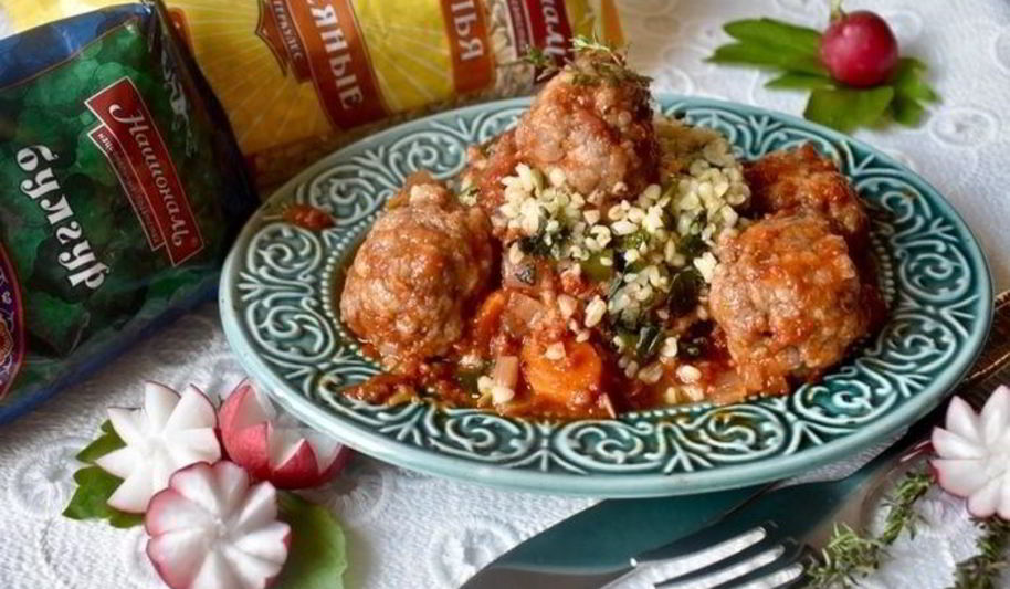 Рецепт домашних тефтелей в томатном соусе с зеленым булгуром
