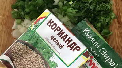 домашние тефтели в томатном соусе с зеленым булгуром