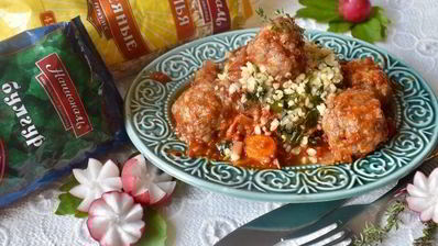 домашние тефтели в томатном соусе с зеленым булгуром