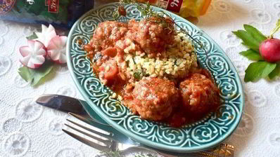 домашние тефтели в томатном соусе с зеленым булгуром