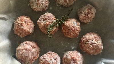 домашние тефтели в томатном соусе с зеленым булгуром