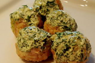 Легкие куриные тефтели на пару со сметанно-чесночным соусом