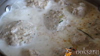 тефтели-ежики из семги в сметанном соусе