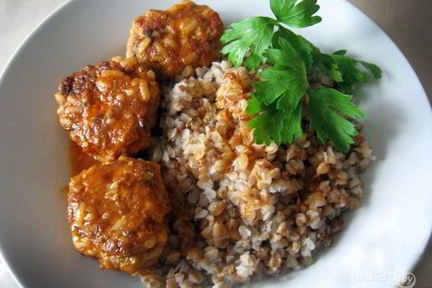 Тефтели под соусом на сковороде