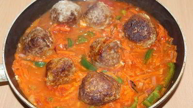 тефтели с моцареллой в томатно-овощном соусе