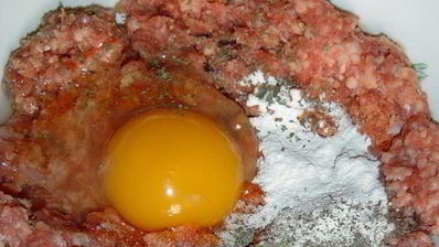 тефтели с сюрпризом, запеченные с баклажанами и грибами