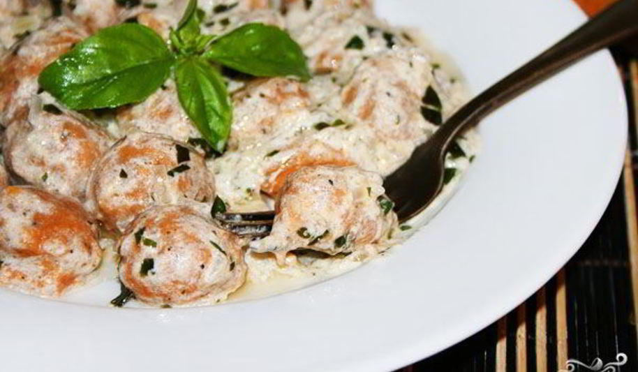 Рецепт томатных ньокков с базиликом и сметанным соусом