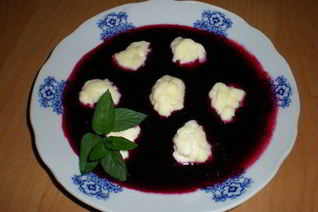 Творожные ньокки в соусе из черной смородины