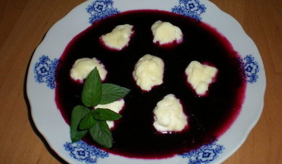 Рецепт творожных ньокков в соусе из черной смородины