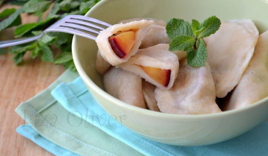 Рецепт вареников из цельнозерновой муки с половинками слив