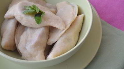 вареники из цельнозерновой муки с половинками слив