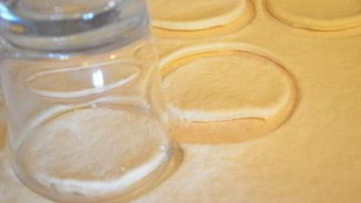 вареники из цельнозерновой муки с половинками слив