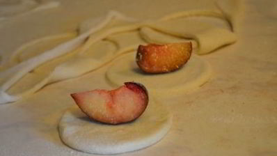 вареники из цельнозерновой муки с половинками слив