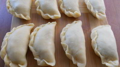 вареники из яичного теста с курицей и баклажанами