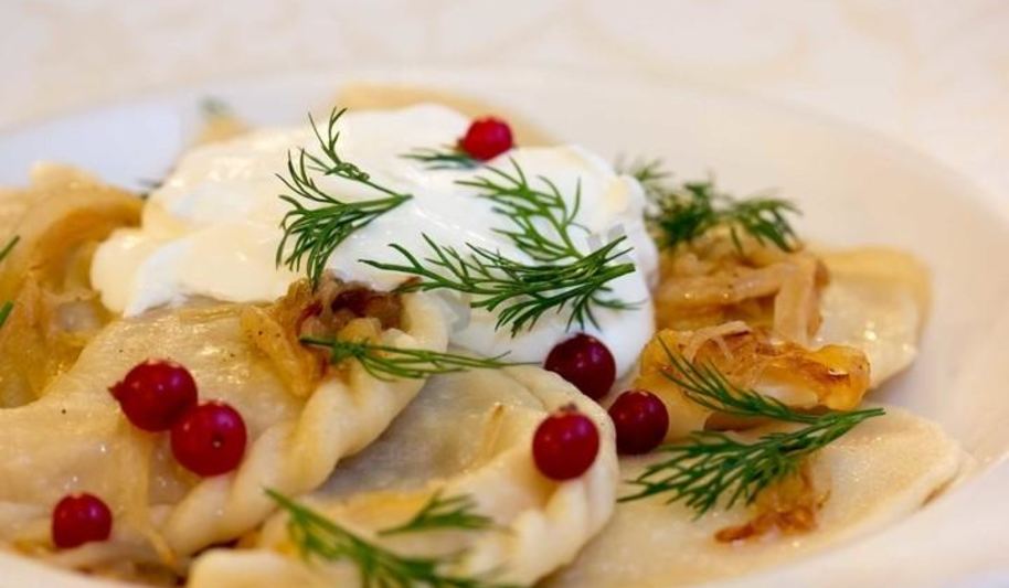 Рецепт вареников с кислой капустой и мятым картофелем