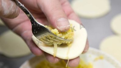 вареники с кислой капустой и мятым картофелем