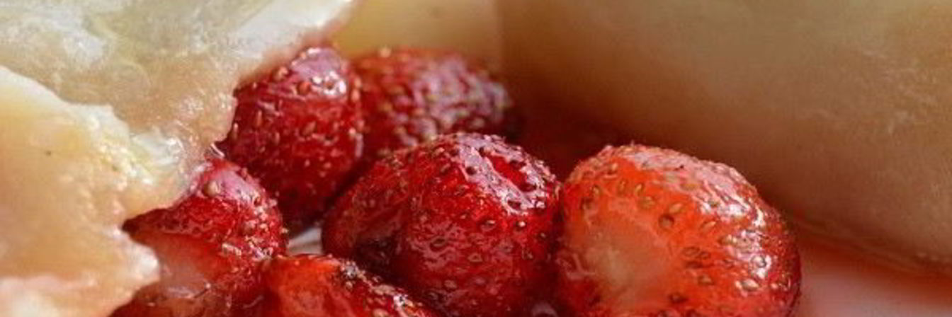 Вареники с замороженной клубникой