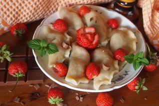 Заварные вареники с клубникой и шоколадом