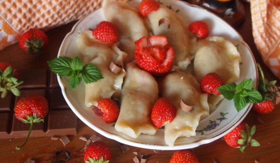 Рецепт заварных вареников с клубникой и шоколадом