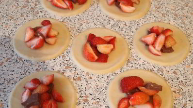 заварные вареники с клубникой и шоколадом