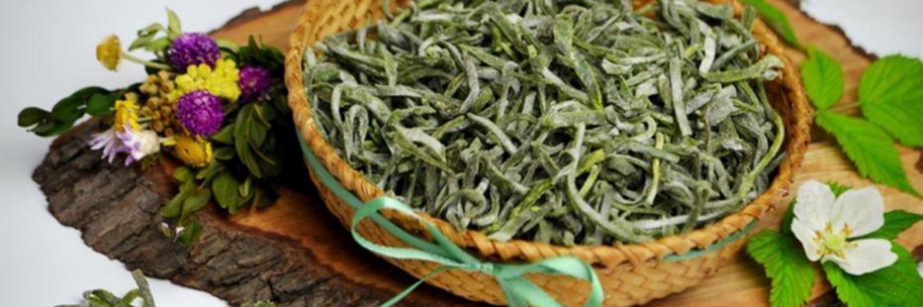 Зеленая домашняя лапша с крапивой