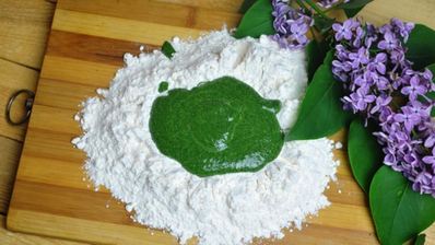 зеленая домашняя лапша с крапивой