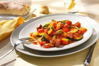 Овощное жаркое с копченой колбасой