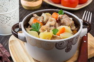 Жаркое из кролика в горшочке