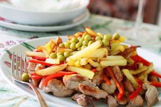 Жаркое из мяса с жареной картошкой