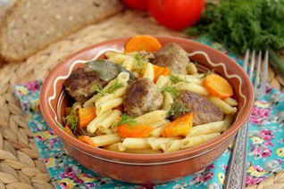 Жаркое с фрикадельками и макаронами
