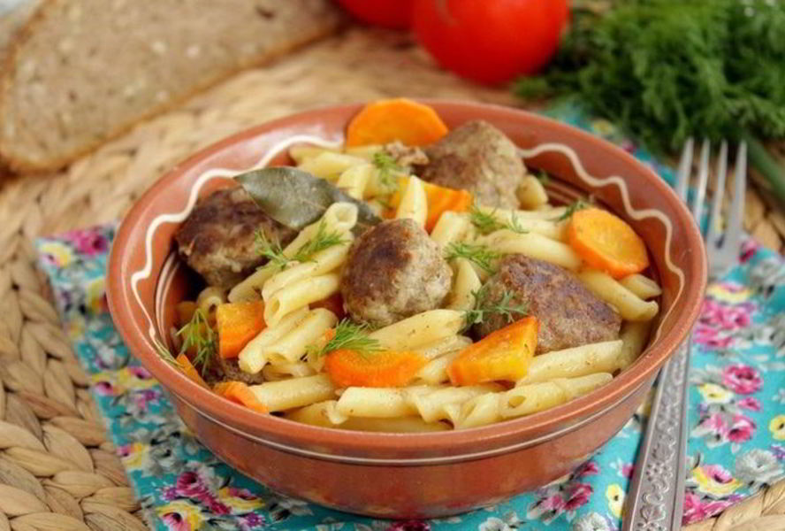 Жаркое с фрикадельками и макаронами