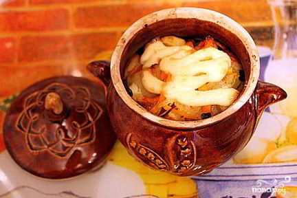 Жаркое с грибами в горшочках