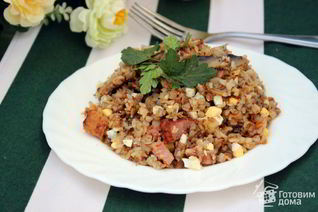 Гречка с шампиньонами, сырокопченой грудинкой и яйцом