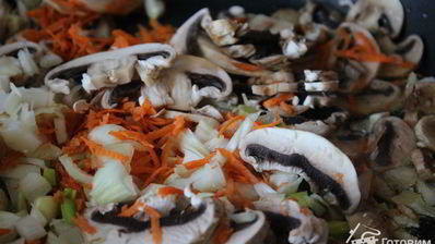 гречка с шампиньонами, сырокопченой грудинкой и яйцом