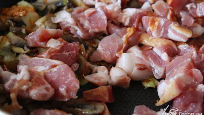 гречка с шампиньонами, сырокопченой грудинкой и яйцом