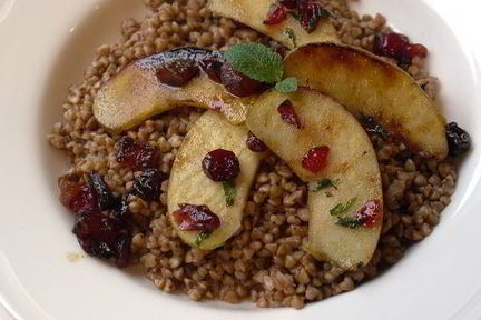 Гречневая каша с фруктовой заправкой