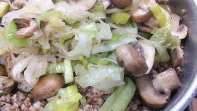 гречневая каша с шампиньонами в мясном хлебце