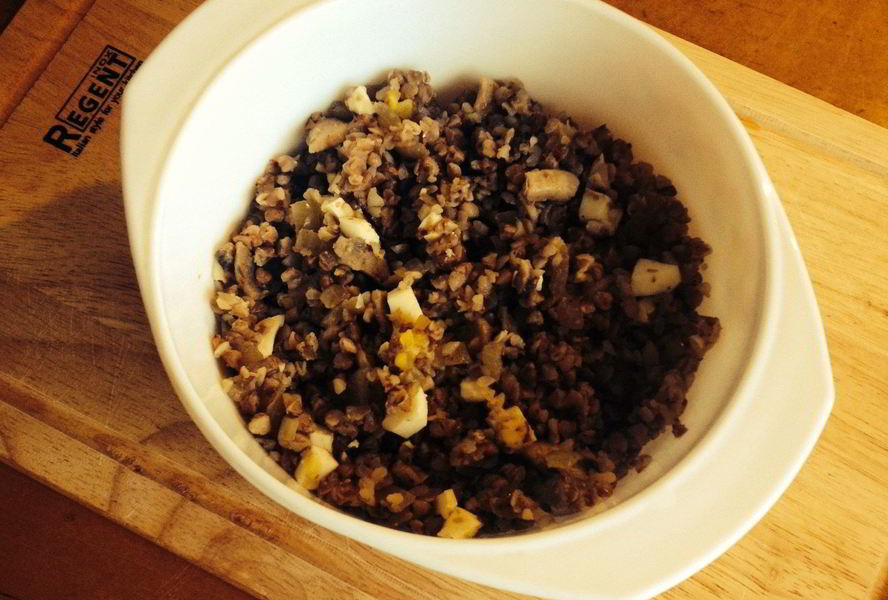 Гречневая каша с яйцами и грибами