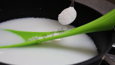 гурьевская каша с арахисом, бананами, киви и сухофруктами