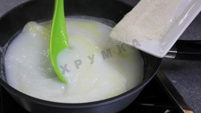 гурьевская каша с арахисом, бананами, киви и сухофруктами