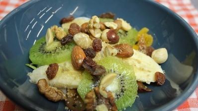 гурьевская каша с арахисом, бананами, киви и сухофруктами