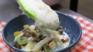 гурьевская каша с арахисом, бананами, киви и сухофруктами