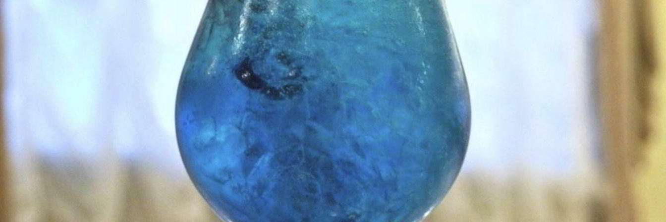 Алкогольный напиток голубого цвета