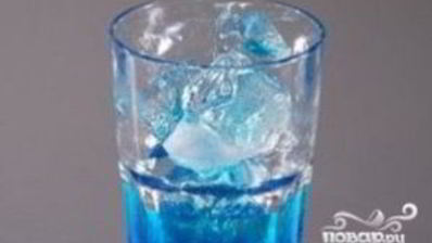 алкогольный напиток голубого цвета