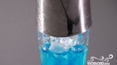 алкогольный напиток голубого цвета