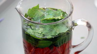 холодный чай с мятой и яблоком